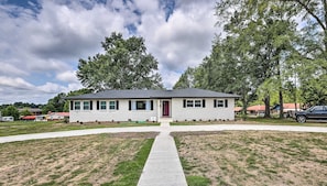 House (4 Bedrooms) | Interior - Modern, Colorful Home ~ 2 Mi to Tuskegee Uni (Tuskegee)