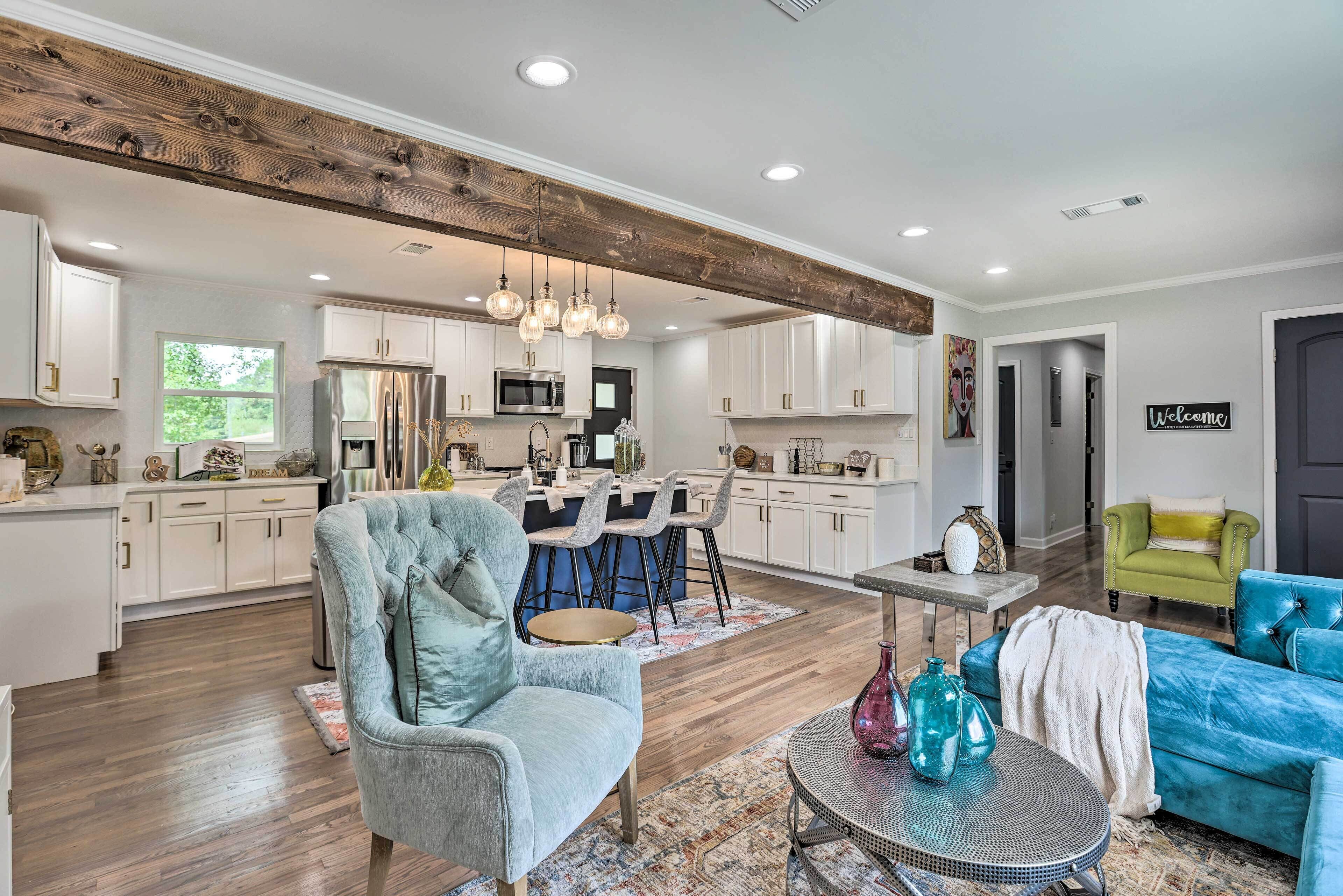 Modern, Colorful Home ~ 2 Mi to Tuskegee Uni