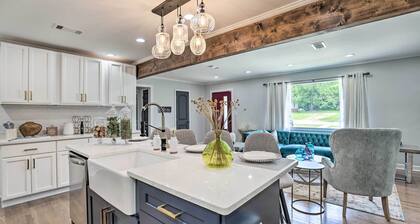 Modern, Colorful Home ~ 2 Mi to Tuskegee Uni