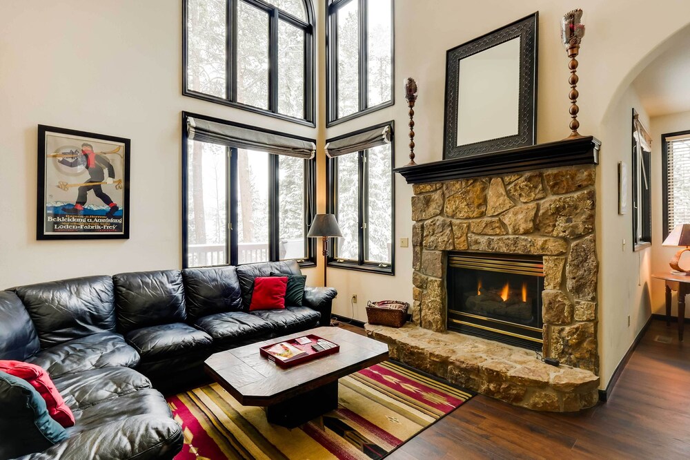 Idyllic Forested Breck Home: Hot Tub & Ski Shuttle