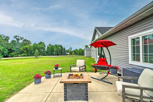 Quiet Retreat w/ Kayak & Patio, Walk to Lake!