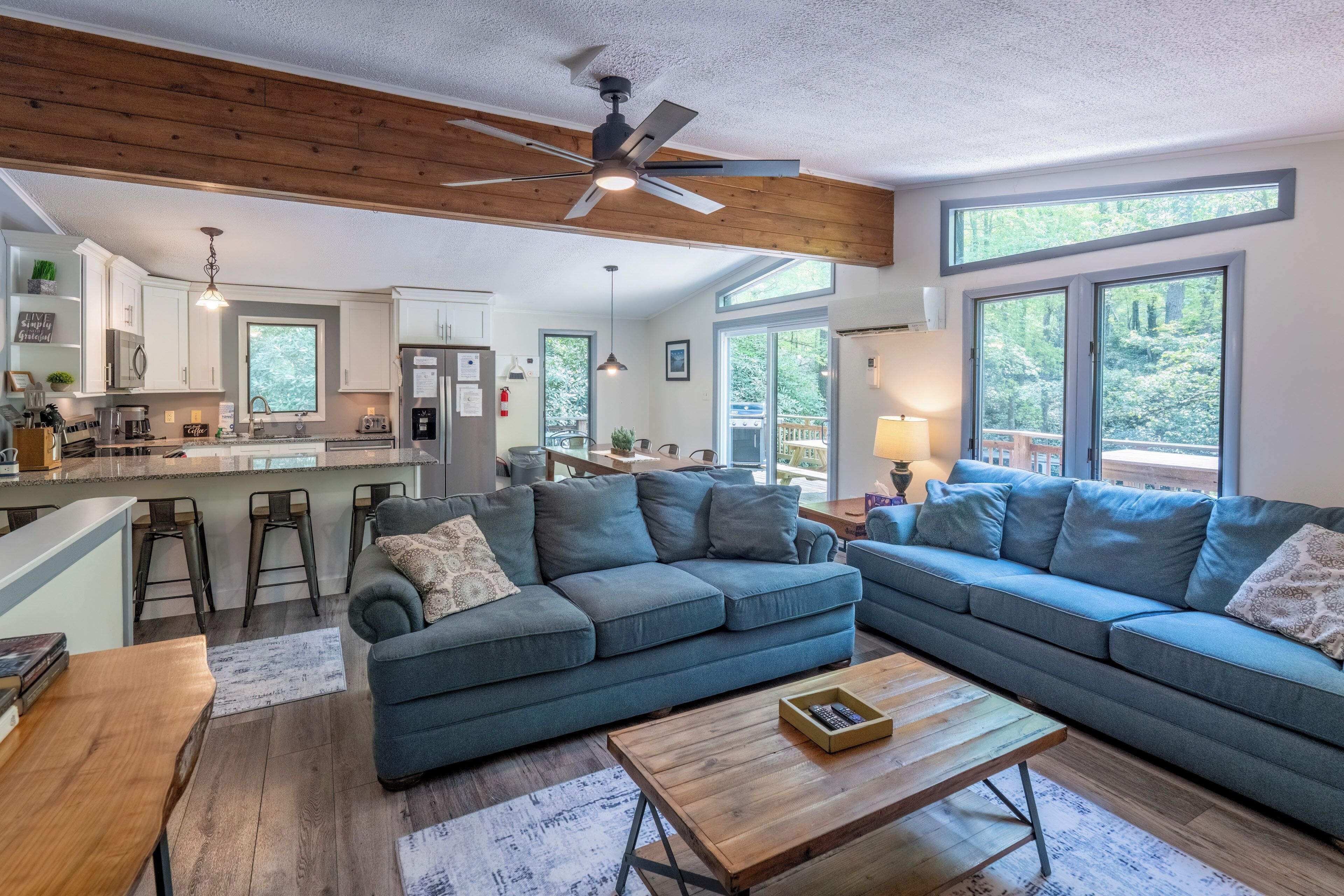 House (5 Bedrooms) | Living area | TV