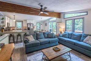 Nhà (5 Bedrooms) | Khu phòng khách | TV 