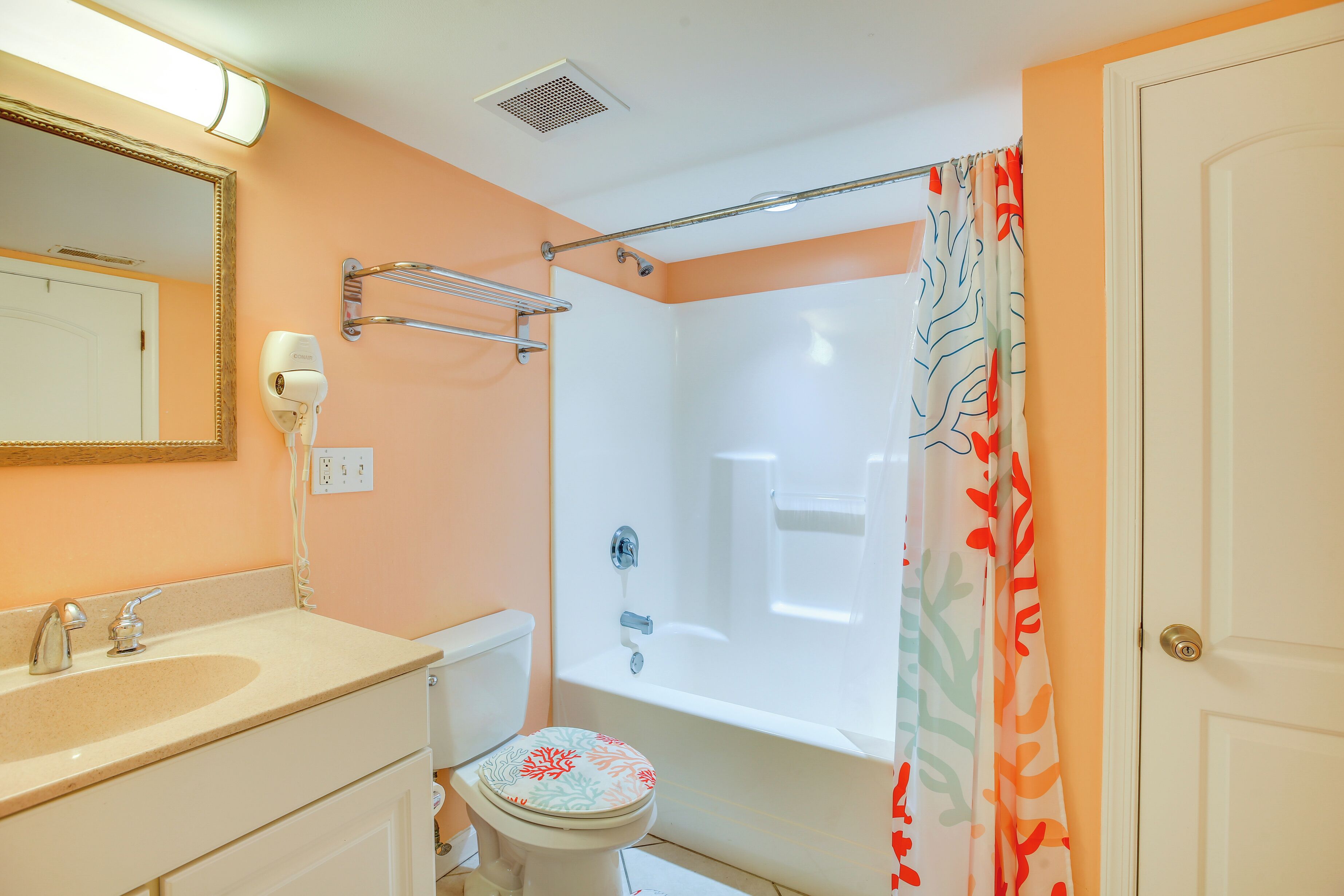 Une salle de bain avec un lavabo, des toilettes et une baignoire.