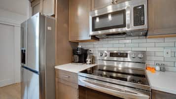 Maison (4 Bedrooms) | Cuisine privée | Micro-ondes, four, plaque de cuisson, lave-vaisselle