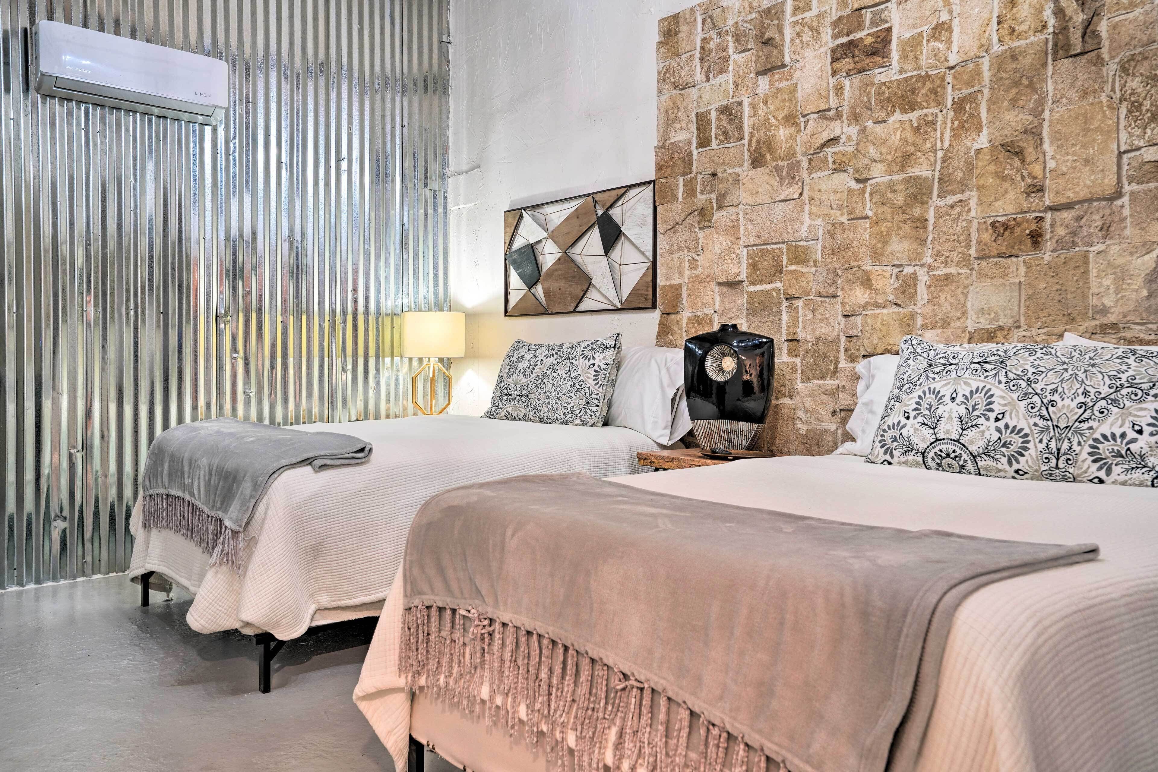 Iron/ironing board, bed sheets