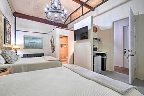 Tabla de planchar con plancha y ropa de cama