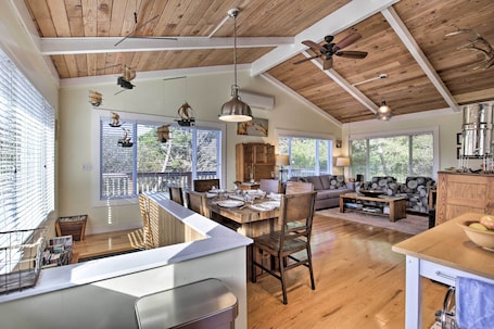 Casa de campo (3 Bedrooms) | Parte interna. Private Rockaway Beach Retreat: 2 Blocks to Ocean!