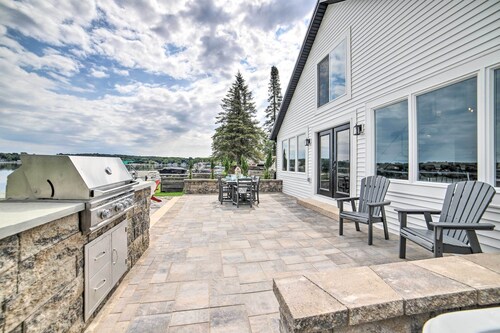 Newly Built Gilletts Lake Gem: Dock & Hot Tub