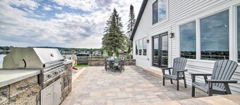 Newly Built Gilletts Lake Gem: Dock & Hot Tub