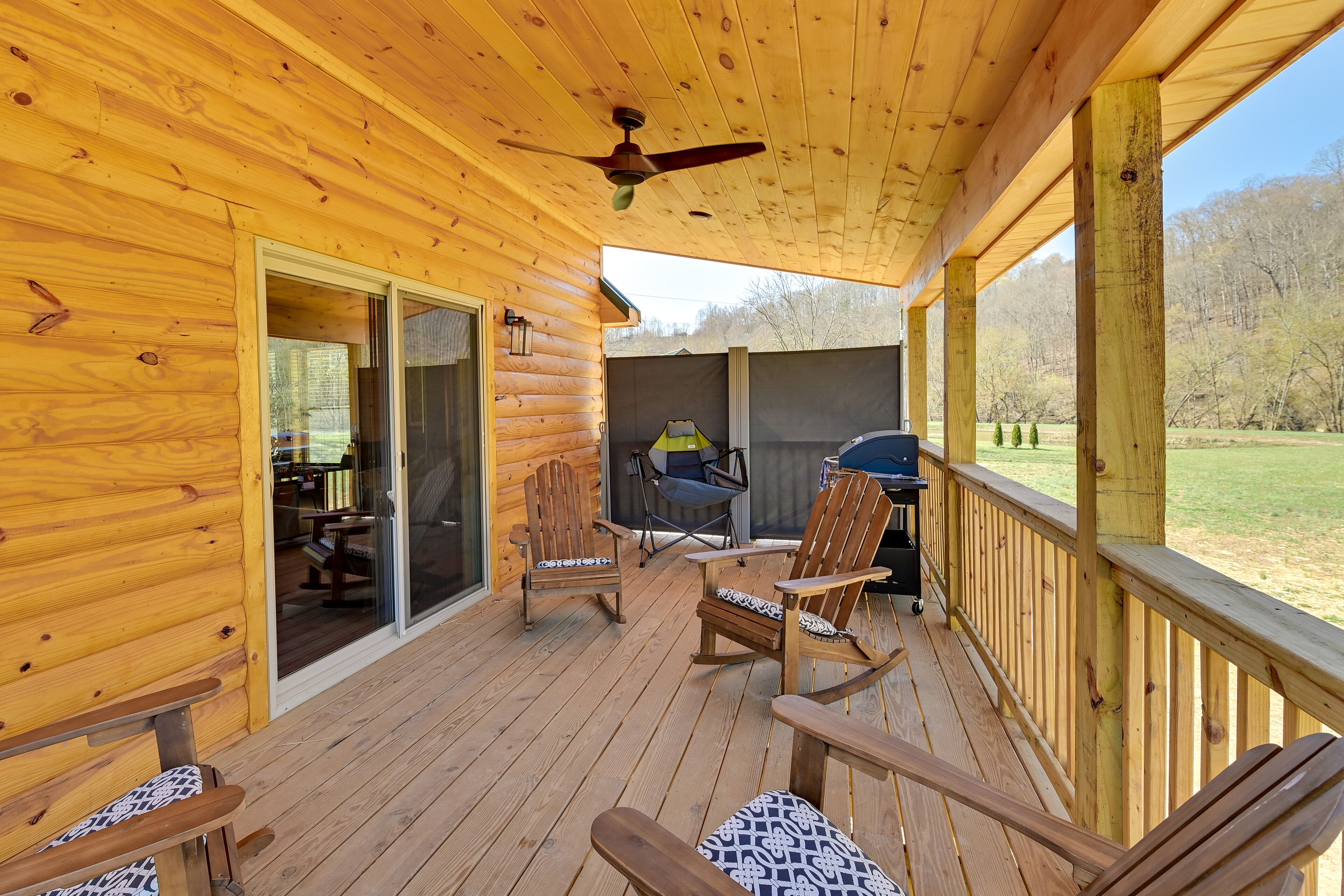 Riverside Beattyville Cabin w/ Kayaks & Fire Pit!