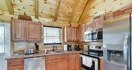 Riverside Beattyville Cabin w/ Kayaks & Fire Pit!