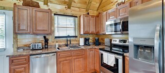 Riverside Beattyville Cabin w/ Kayaks & Fire Pit!