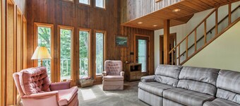 Waupaca Lakefront Home w/ Pool Table & Dock!