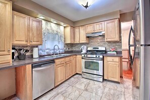 House (4 Bedrooms) | Private kitchen | Microwave, oven, stovetop, dishwasher