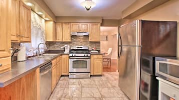 House (4 Bedrooms) | Private kitchen | Microwave, oven, stovetop, dishwasher