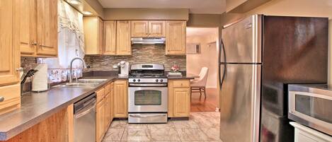 Maison (4 Bedrooms) | Cuisine privée | Micro-ondes, four, plaque de cuisson, lave-vaisselle