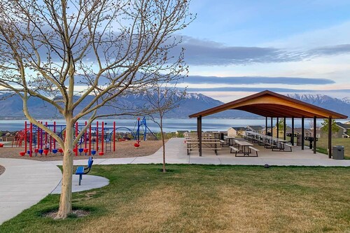 Mtn-view Home: Across From Lake + 30 Mi to Skiing!