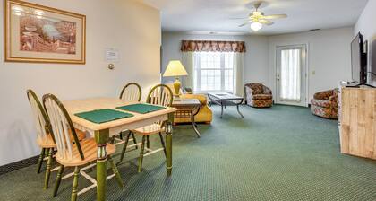 Pigeon Vacation Rental w/ Community Hot Tub!
