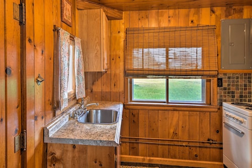 Lovely Lake Huron Getaway: Beach Access & Kayaks!