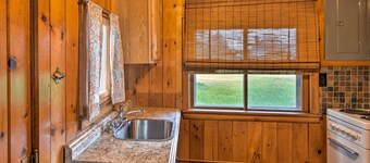 Lovely Lake Huron Getaway: Beach Access & Kayaks!