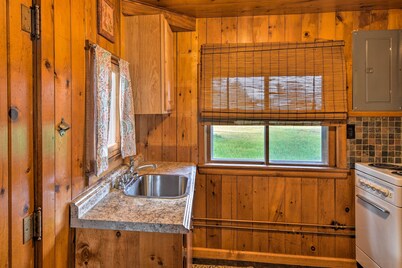 Lovely Lake Huron Getaway: Beach Access & Kayaks!