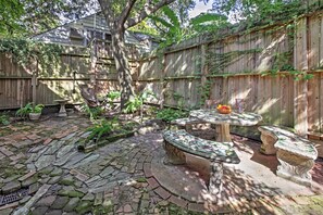 Outdoor dining - Houston Montrose Home: Walk to Bars & Restaurants! (Houston)