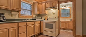 North Carolina Abode - Hot Tub, Foosball & Grill!