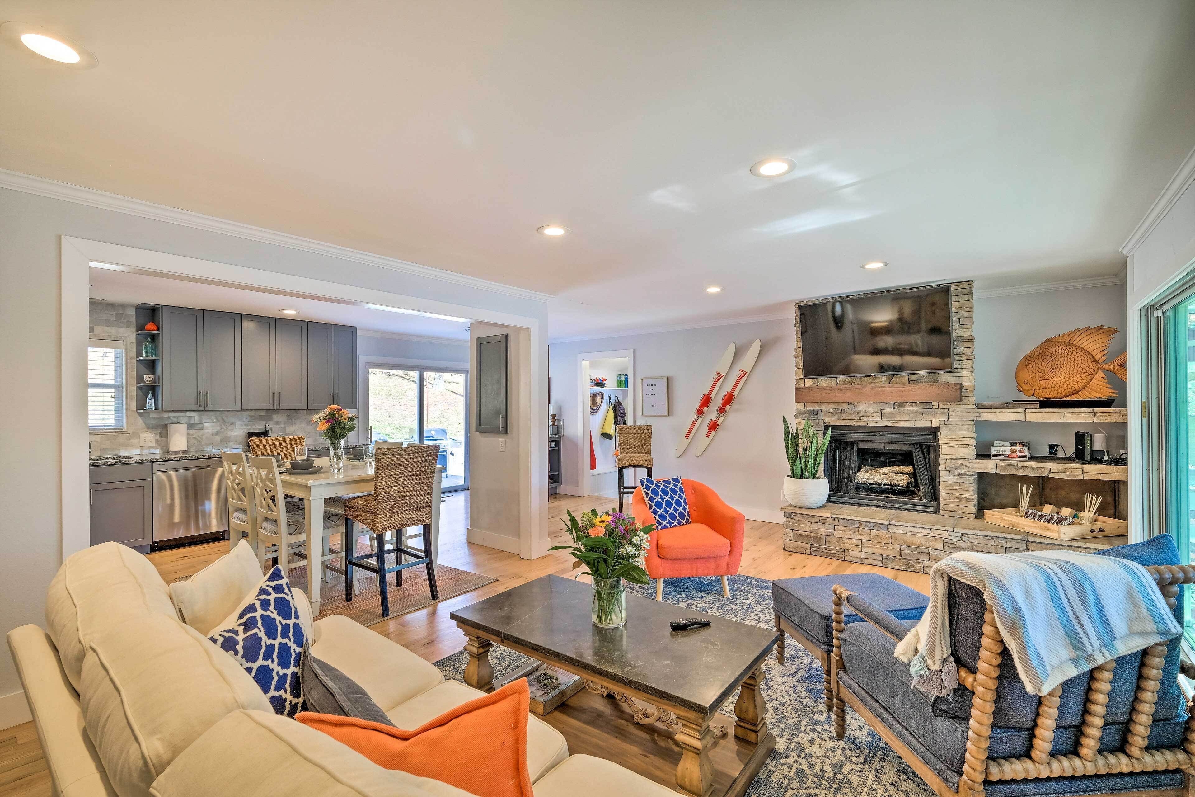 Rogers Lakehouse w/ Deck, Near Beaver Lake!