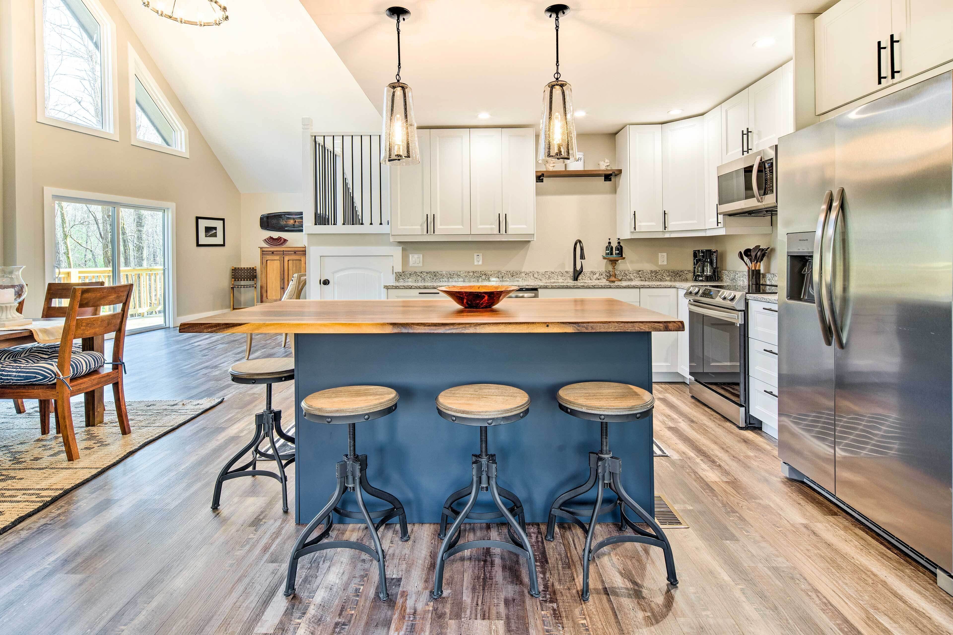 Peaceful Brevard Mountain Cabin: Hike, Golf & Swim