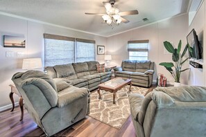 House (3 Bedrooms) | Interior - Lakefront Mabank Gem w/ Sunset Views: Pets Welcome (Mabank)