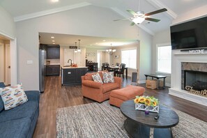 Fireplace - Quiet Family Home 15 Mi to Dtwn Huntsville! (Hazel Green)