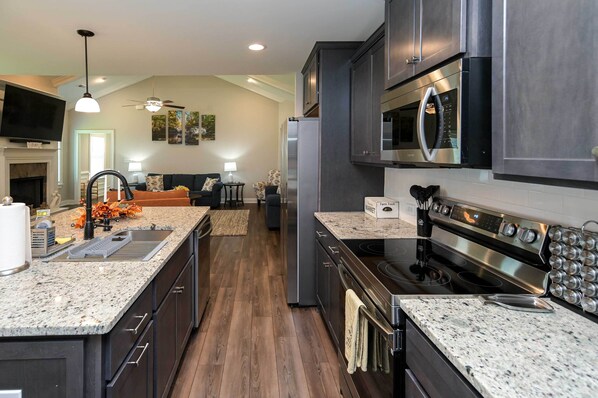 House (4 Bedrooms) | Private kitchen | Microwave, oven, stovetop, dishwasher - Quiet Family Home 15 Mi to Dtwn Huntsville! (Hazel Green)