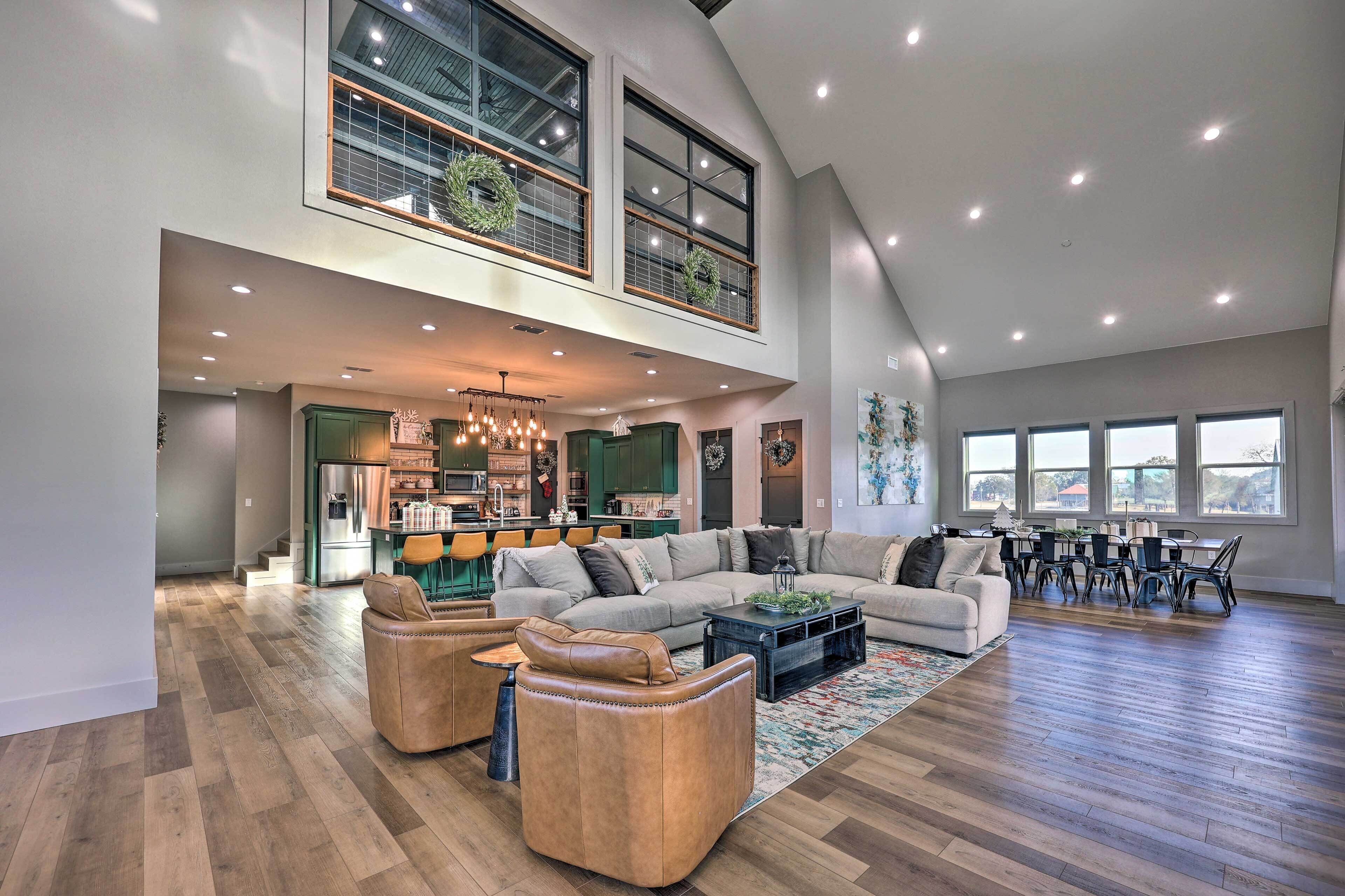 'suite7dreams' - Lavish Riverfront Escape!