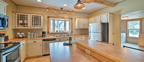 House (3 Bedrooms) | Private kitchen | Microwave, oven, stovetop, dishwasher