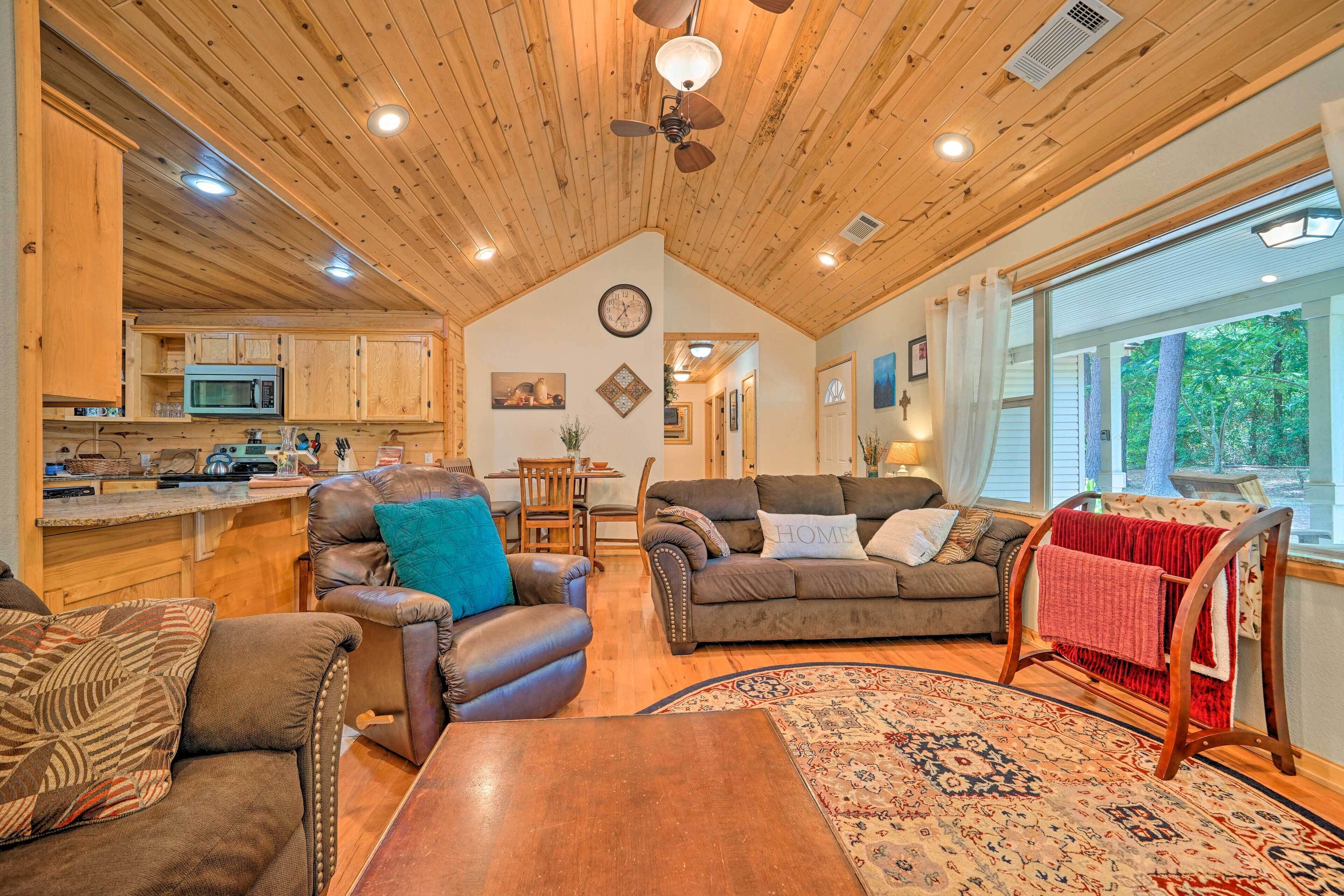 Smithville Remote Escape w/ Furnished Deck!