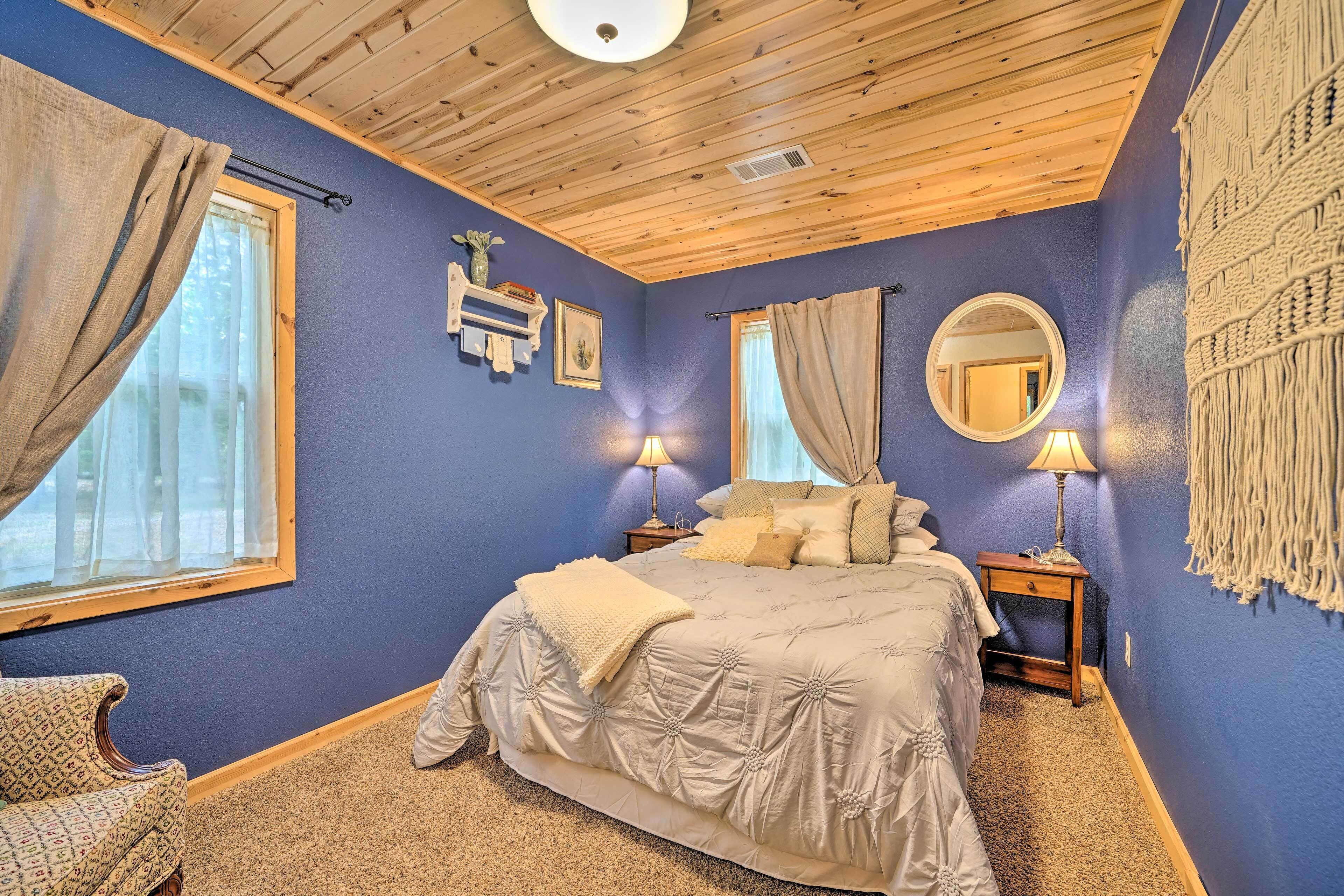 Smithville Remote Escape w/ Furnished Deck!