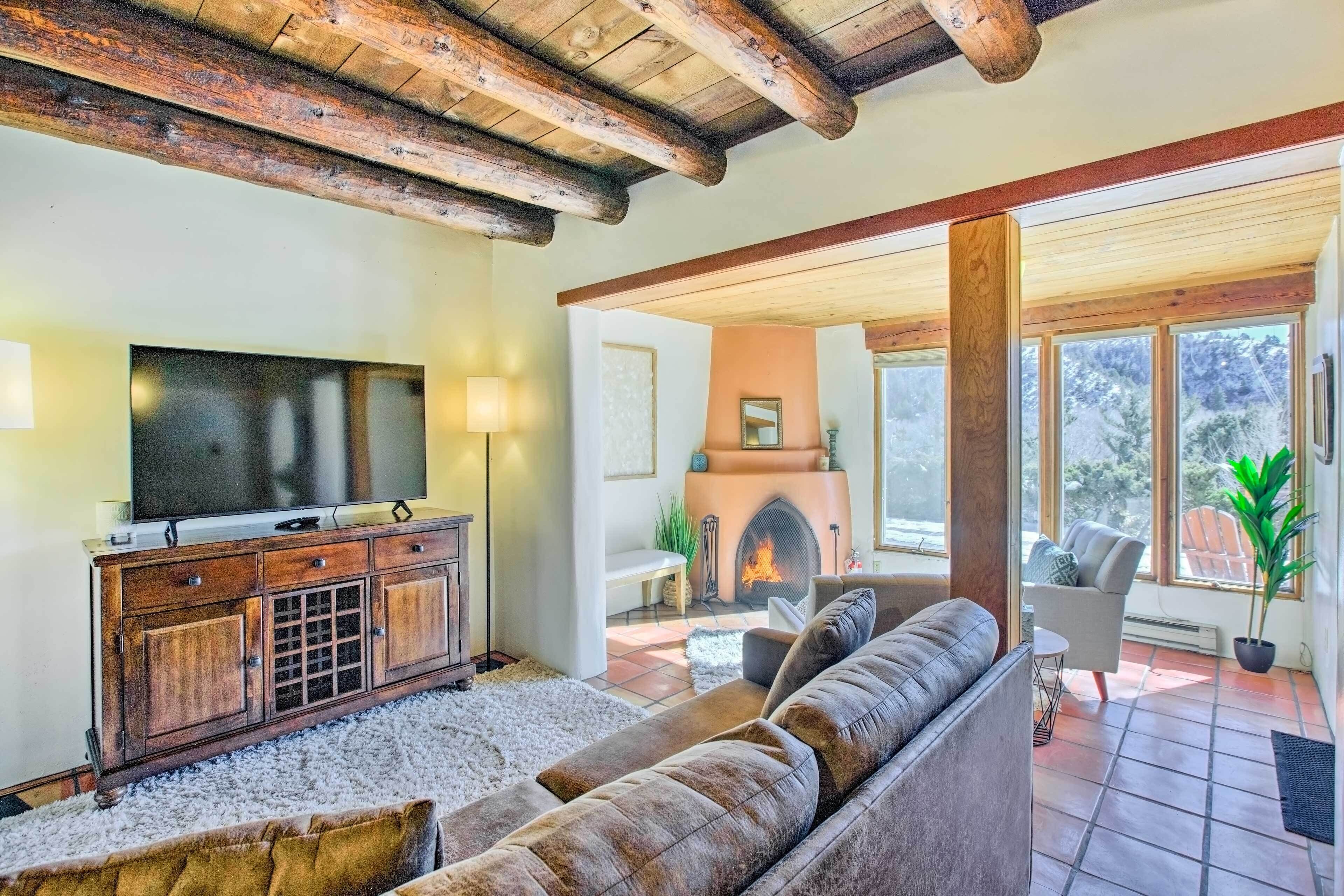 Pet-friendly Rental ~ 8 Mi to Taos Ski Valley