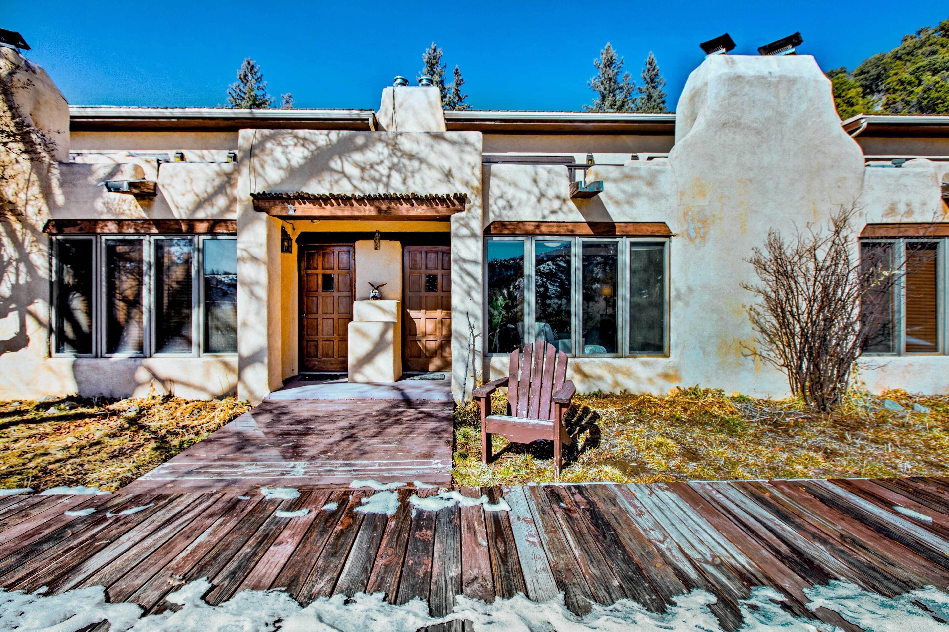 Pet-friendly Rental ~ 8 Mi to Taos Ski Valley