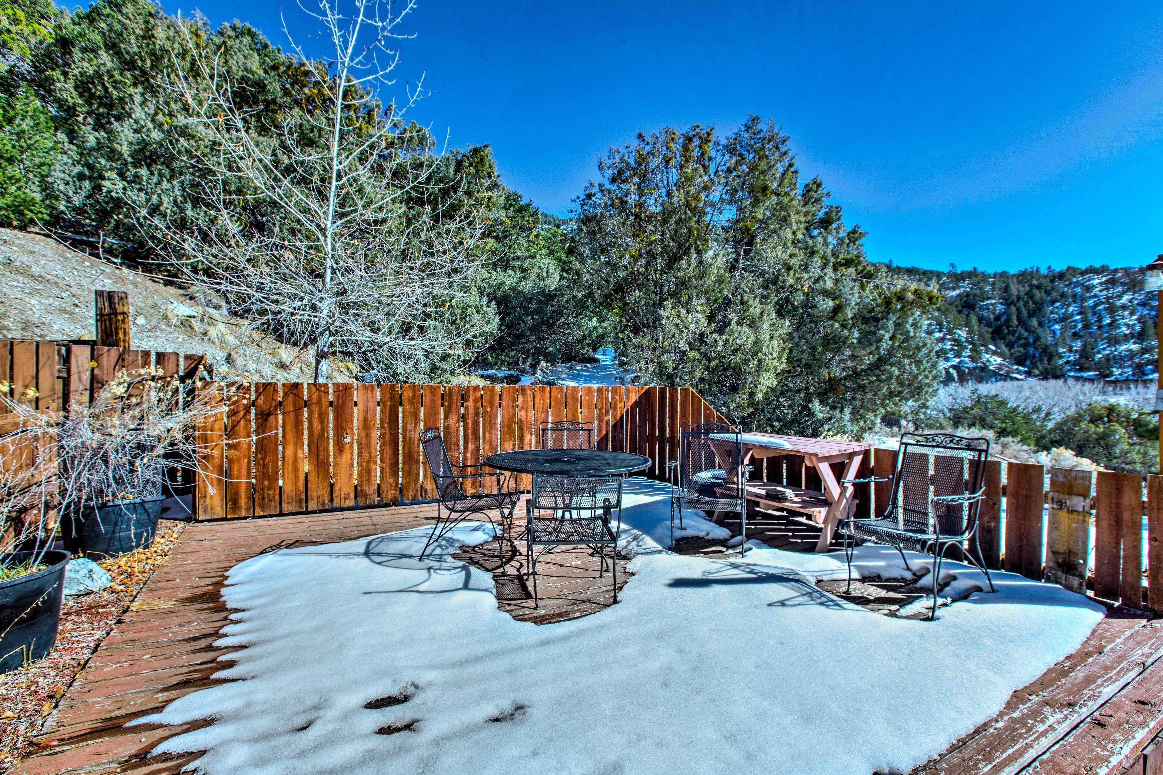 Pet-friendly Rental ~ 8 Mi to Taos Ski Valley