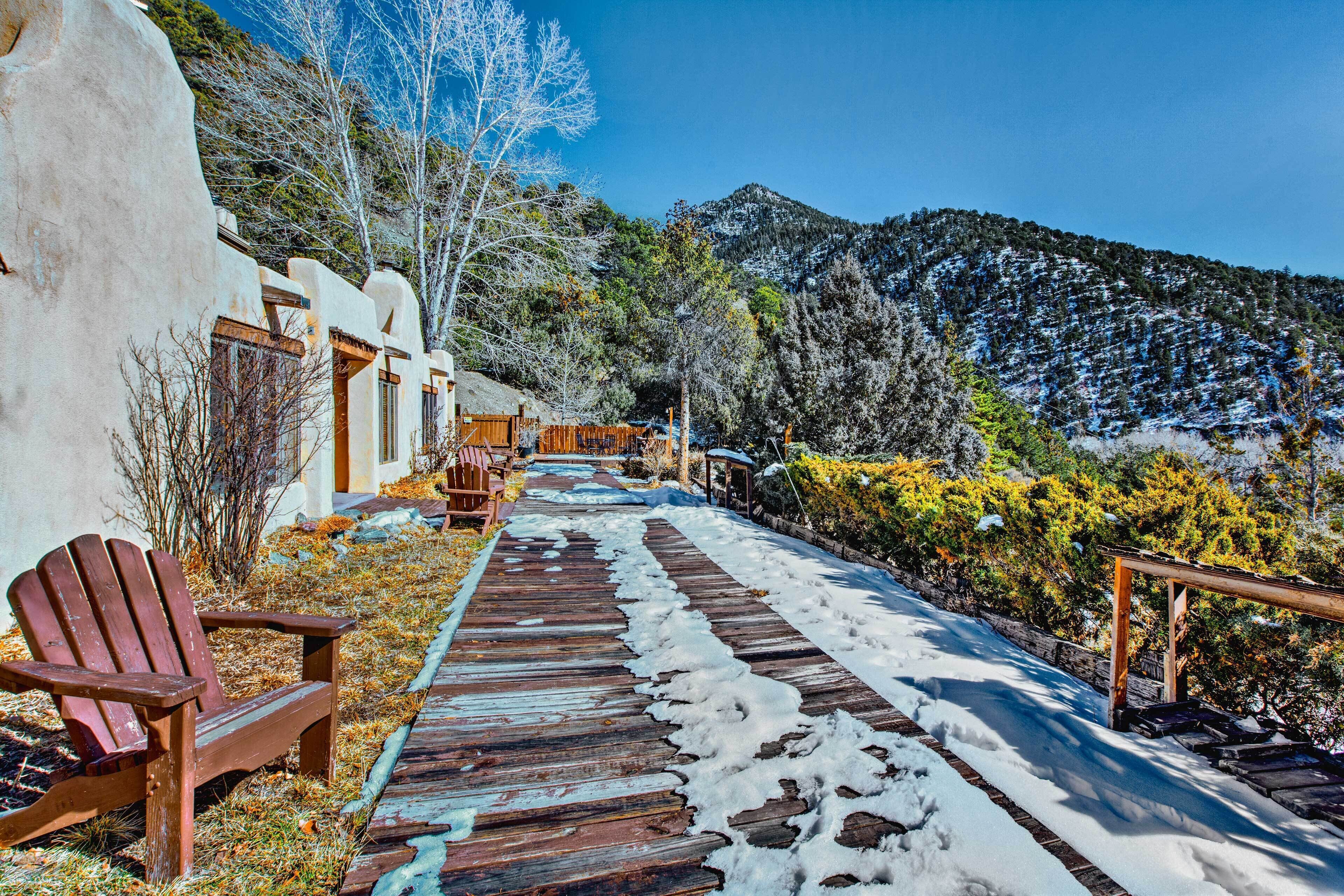 Pet-friendly Rental ~ 8 Mi to Taos Ski Valley
