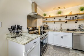 House (2 Bedrooms) | Interior - Updated New Bern Home < 3 Mi to Historic Dtwn! (New Bern)