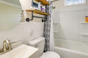 House (2 Bedrooms) | Interior - Updated New Bern Home < 3 Mi to Historic Dtwn! (New Bern)