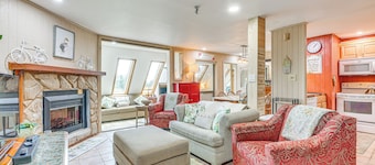 Walk to Slopes: Snowshoe Condo w/ Sunroom
