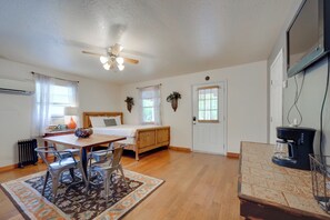 Interior - Studio Cabin in Fredericksburg w/ Shared Hot Tub! (Fredericksburg)