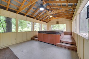 Interior - Studio Cabin in Fredericksburg w/ Shared Hot Tub! (Fredericksburg)