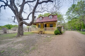 Interior - Studio Cabin in Fredericksburg w/ Shared Hot Tub! (Fredericksburg)