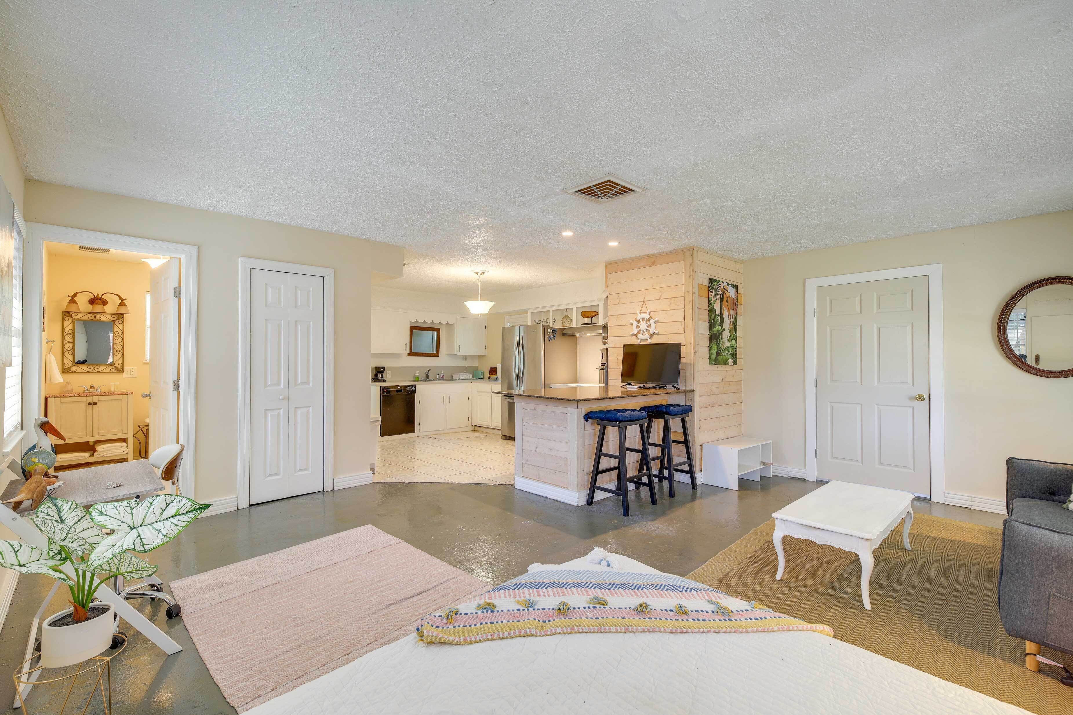 San Leon Vacation Rental: Walk to Bay!