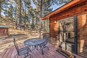 Outdoor dining - Ruidoso Alpine Retreat - 1 Mi to the Main Street! (Ruidoso)