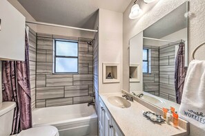 House (2 Bedrooms) | Bathroom | Bathtub - Ruidoso Alpine Retreat - 1 Mi to the Main Street! (Ruidoso)